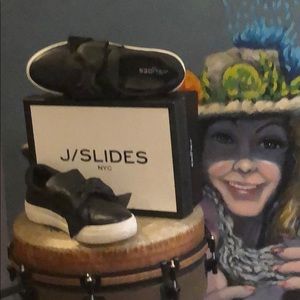 JSlide casual modern tennis shoes.